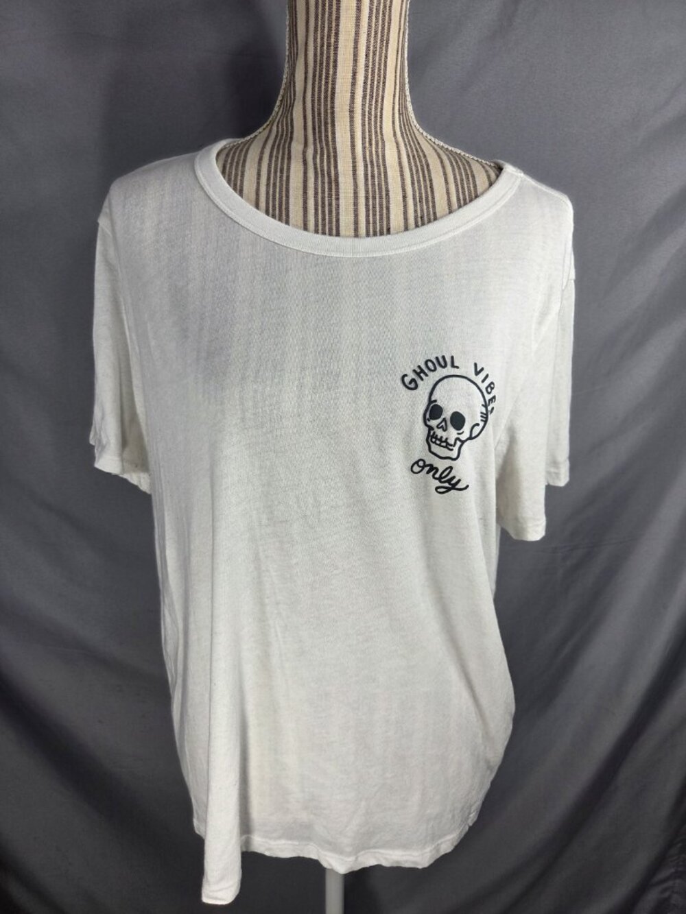 Old Navy Everywear White Ghoul Vibes Only Halloween Short Sleeve Tee Size Large
